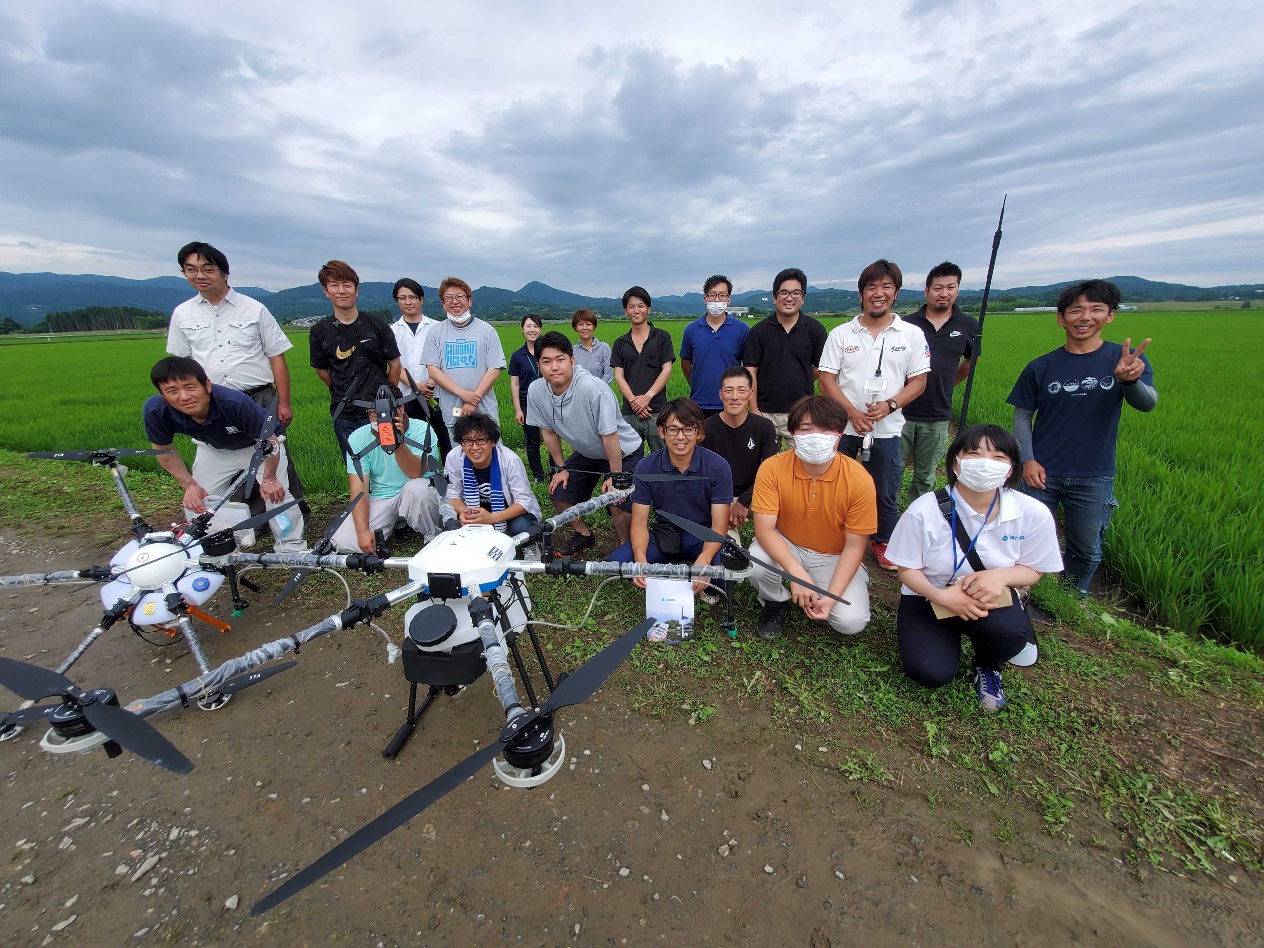 田んぼで地域の生産者や関係者のみなさまとファーモのスタッフ