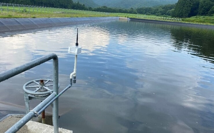 水門のパイプに固定