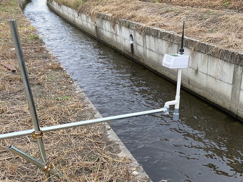 水路をまたいで設置されたアクアモニター