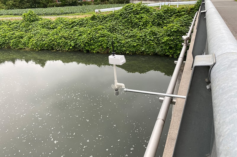 ため池のふちに設置されたアクアモニター