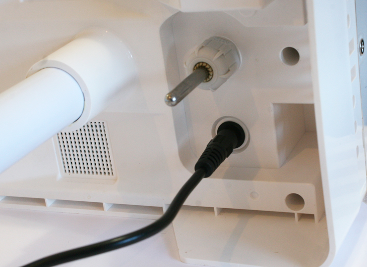 外部給電用ACアダプタ