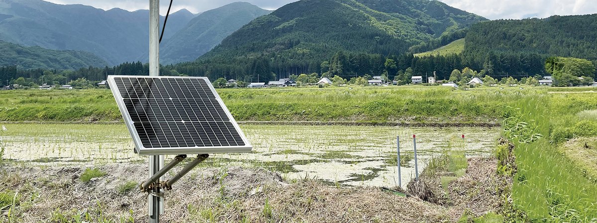 農地に支柱で設置されたファーモアンテナ